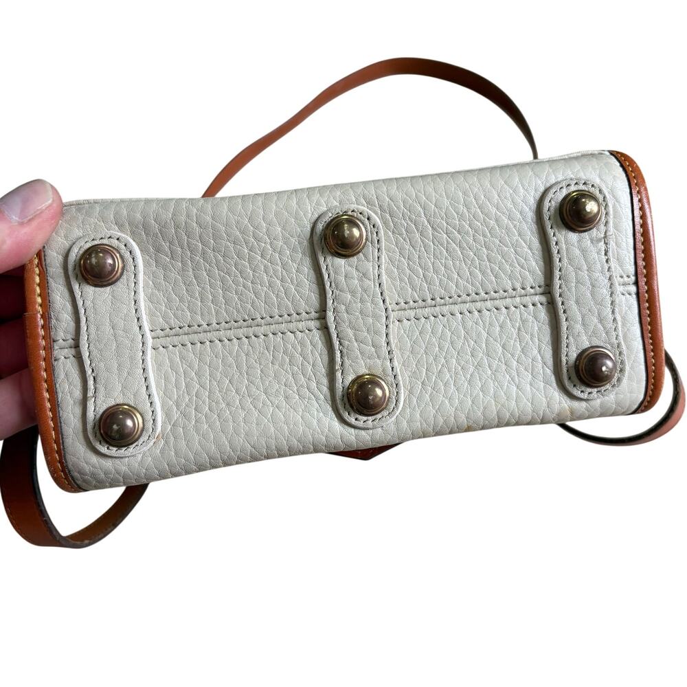 Vintage Dooney & Bourke All Weather Leather Essex Pebbled Cream Crossbody Purse - Picture 8 of 8